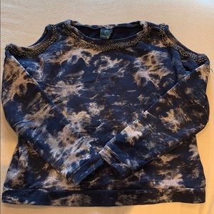 Blue sweater, open shoulders, chains on seams